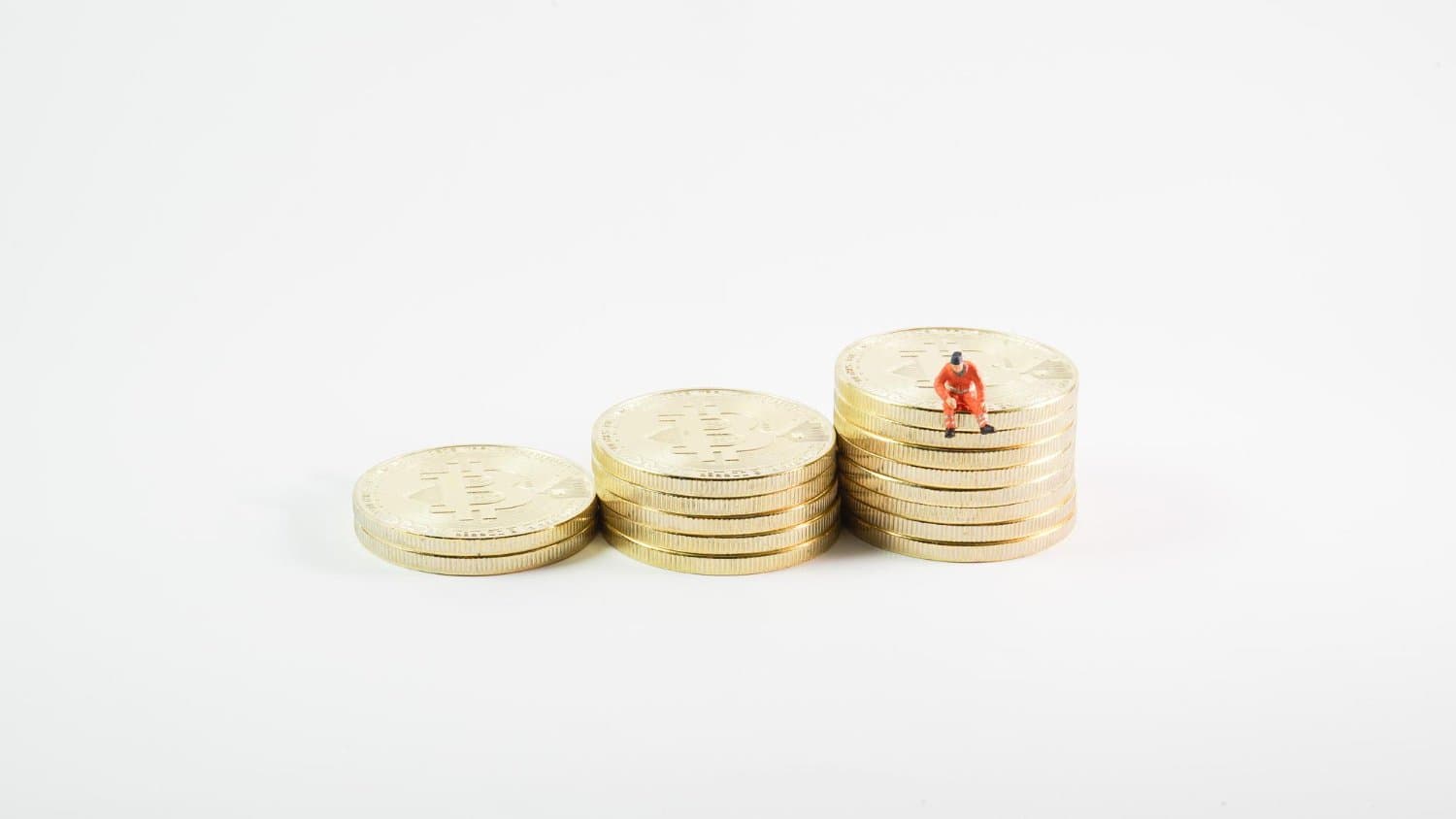 An example to explain the concept of SIPP: Sarah, a Brit in Singapore, merges her UK pensions into one SIPP, adds £2,880 yearly plus tax relief, and plans flexible access from 57.